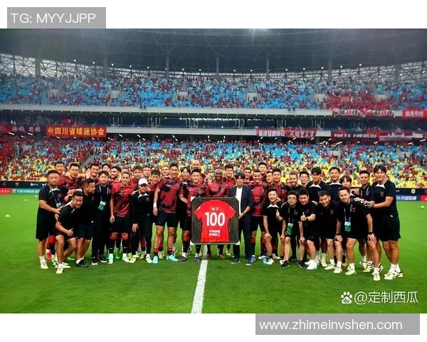 足球明星转会新球队引发热议球迷期待新赛季表现与合作默契