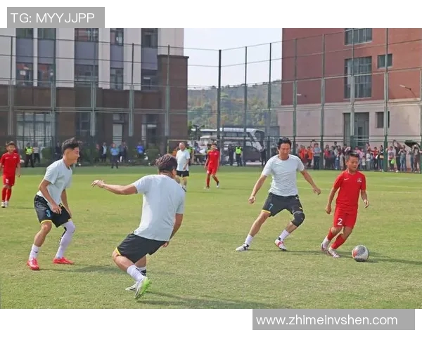 足球明星与100个小孩的趣味挑战赛引发热议,谁能赢得这场友谊对决 足球明星与100个小孩的趣味挑战赛引发热议,谁能赢得这场友谊对决